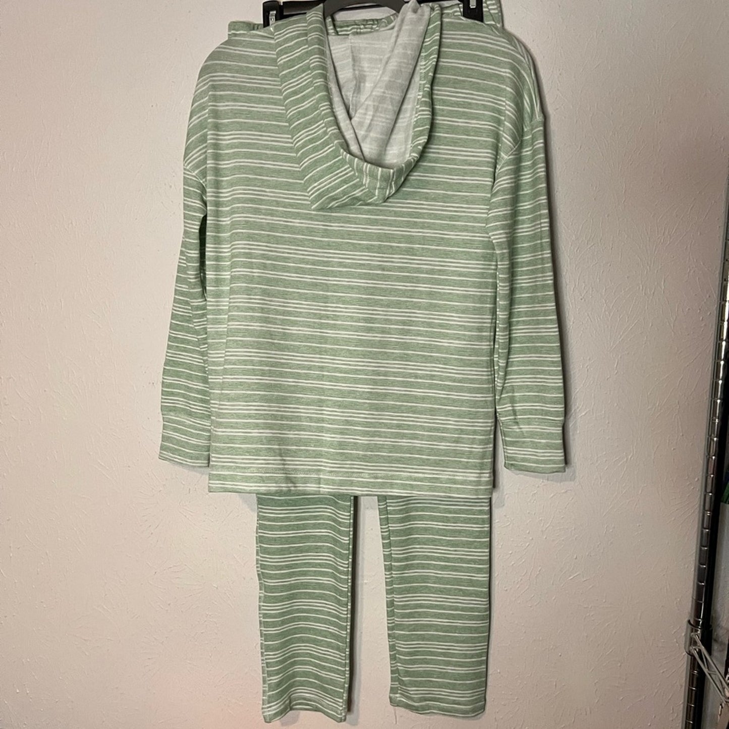 Roudelain Butter Knit Hood
Top & Slim Pants Pajama Set Green Stripe