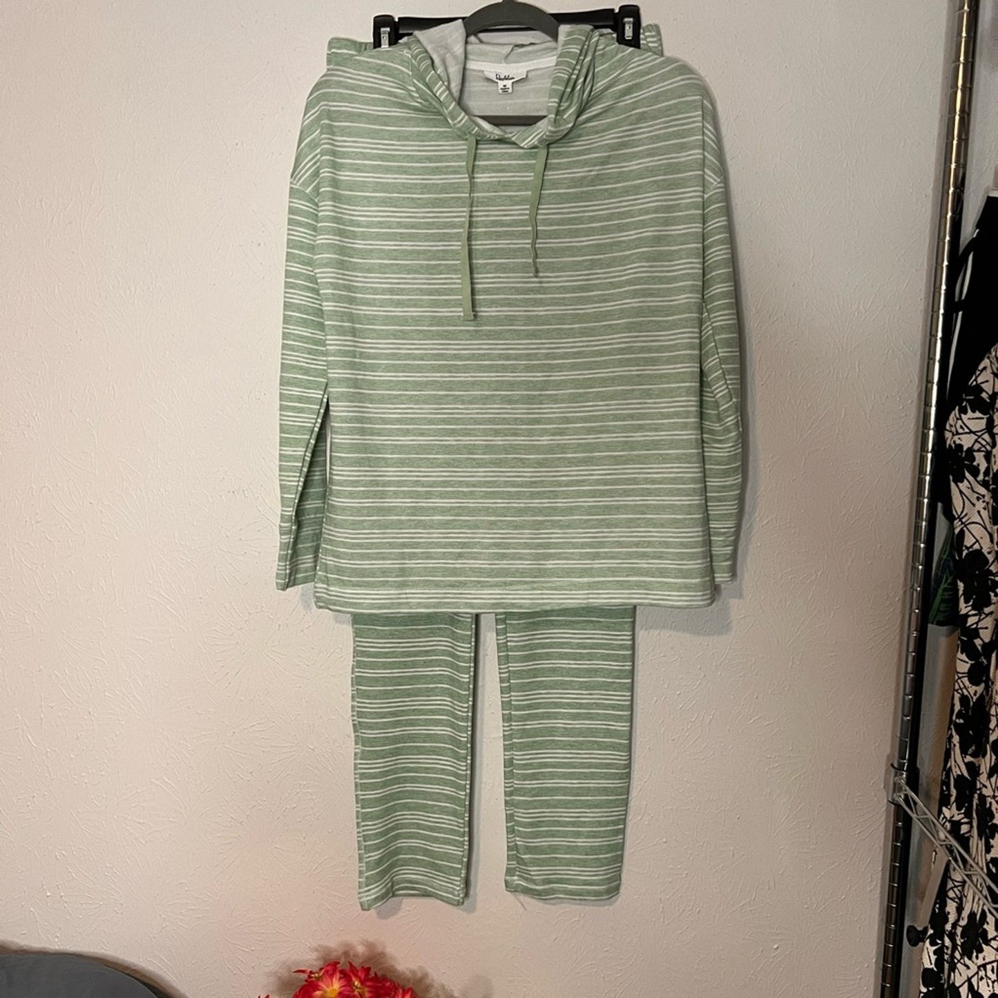 Roudelain Butter Knit Hood
Top & Slim Pants Pajama Set Green Stripe